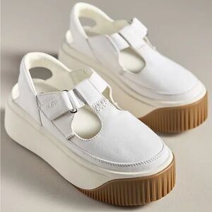 **NWOT** UGG Ez-Duzzit White Platform T-Strap  Sneakers